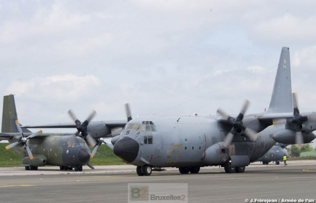 C-160 et C-130 côte à côte sur le tarmac pour l'exercice EAATTC juin 2016 (crédit : DICOD)