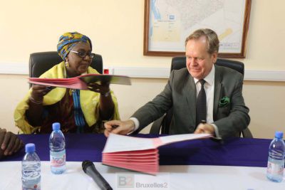 Head of Mission Albrecht Conze signed the agreement on behalf of EUCAP. (Credit: Eucap Sahel Mali)