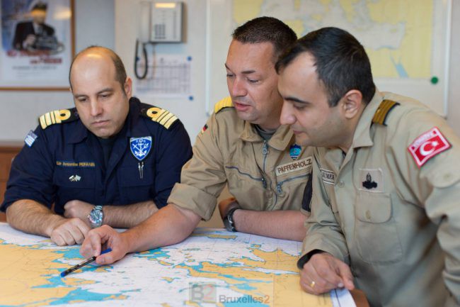 Officiers de liaison turc, allemand et grec, dans la mission du SNMG2 en mer Egée (crédit : OTAN)