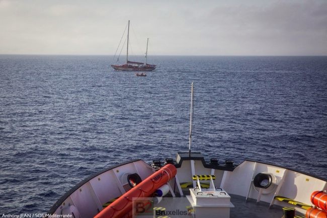 Rome et Londres se disputent le droit de ne pas accueillir les 105 migrants de l’Astral…