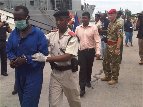 Arrivée des pirates à Port-Victoria et prise en charge par la police seychelloise (Crédit : marine espagnole / EUNAVFOR Atalanta)