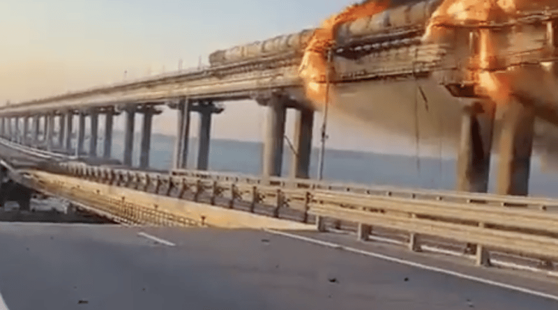 Le pont de Kerch vers la Crimée explose. Camion piégé ou attaque combinée ?